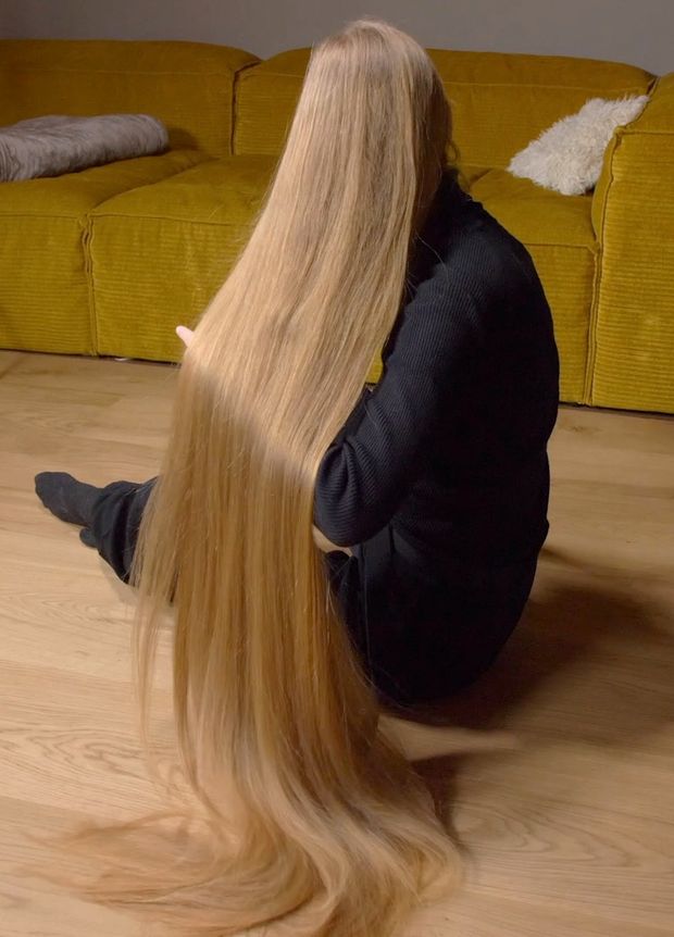 VIDEO - Blonde calf length hair floor show