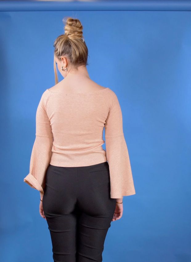 VIDEO - Hair bun perfection on blue