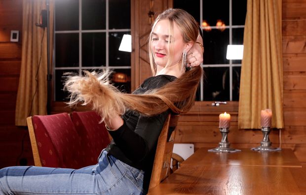 VIDEO - The big ponytail vs. the table