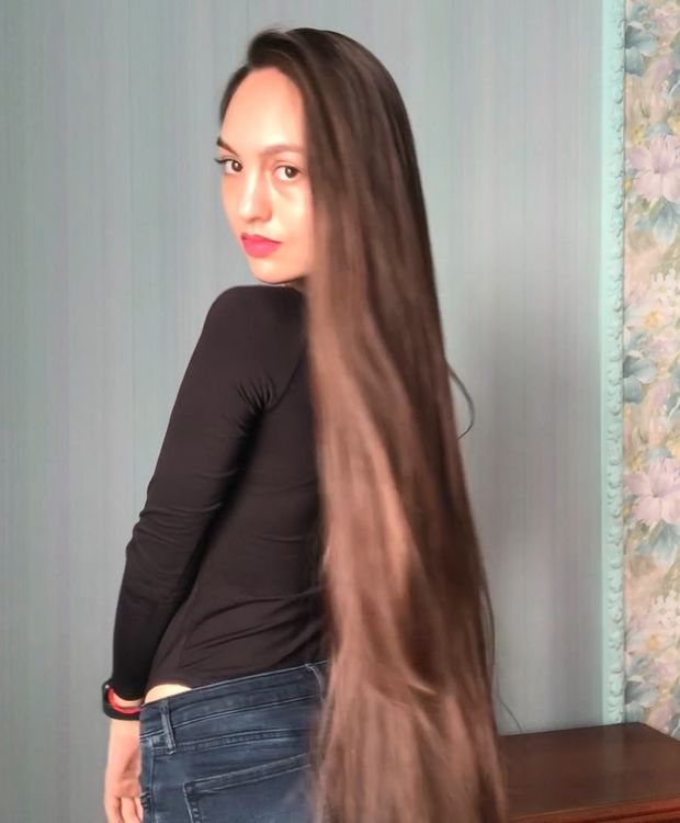 VIDEO - Alina&#x27;s long hair covering and smelling