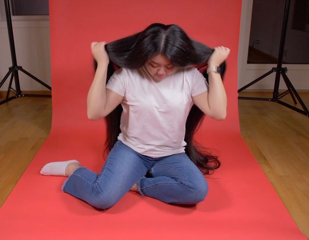 VIDEO - Really long black hair on red