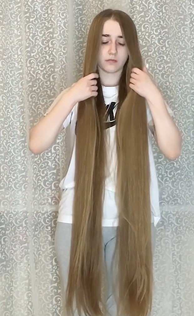 VIDEO - Long blonde hair by the curtains