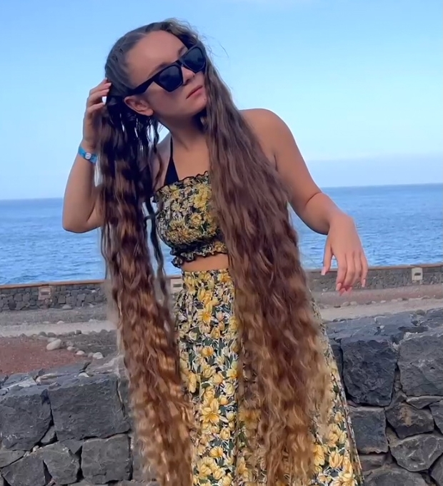 VIDEO - Natalia&#x27;s beautiful hair show by the sea