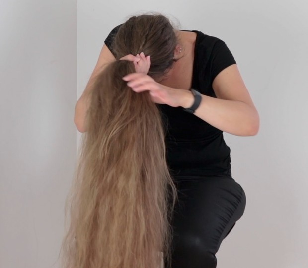 VIDEO - Siri&#x27;s buns on top of her head and in front of her face