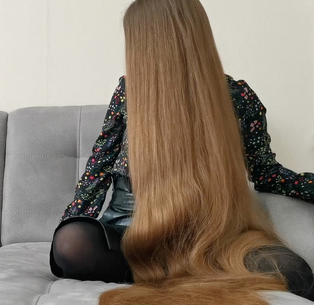 VIDEO - Using floor length hair as a blanket
