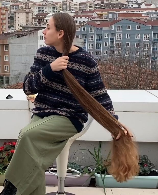 VIDEO - The girl with the huge buns