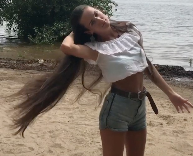 VIDEO - Long hair at the beach