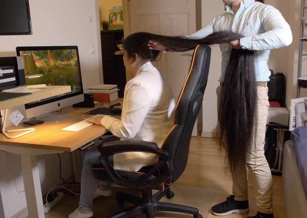 VIDEO - Super long haired gamer
