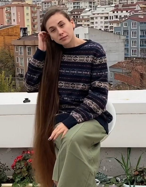 VIDEO - The girl with the huge buns