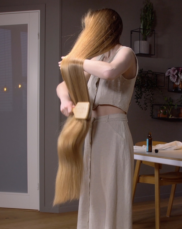 VIDEO - Super long blonde hair oiling and brushing