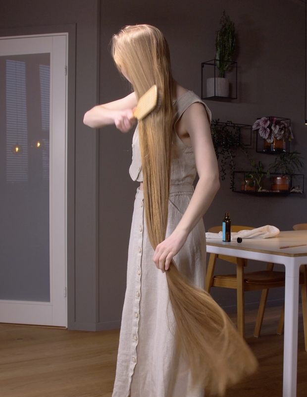 VIDEO - Super long blonde hair oiling and brushing