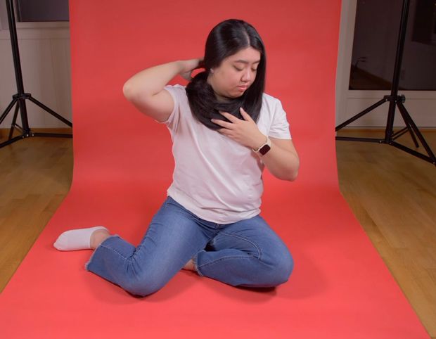 VIDEO - Really long black hair on red