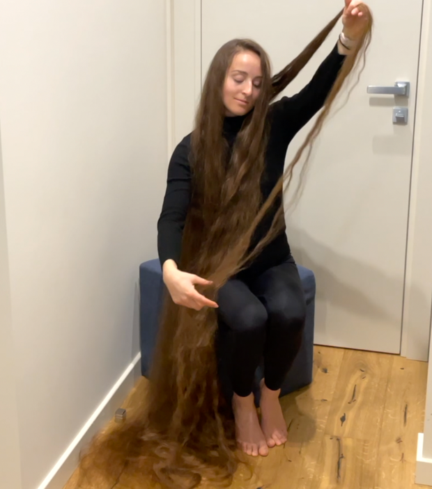 VIDEO - Brushing a pile of hair