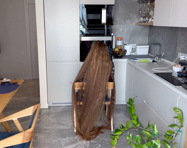 VIDEO - Lady with two meter long hair