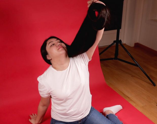 VIDEO - Really long black hair on red