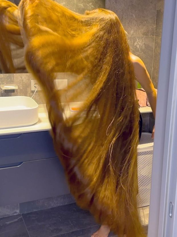 VIDEO - Enormous hair deluxe