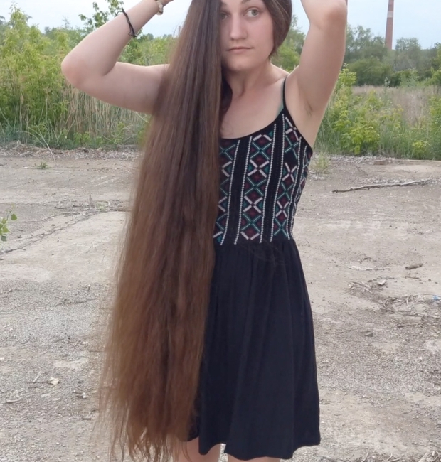 VIDEO - Displaying her massive mane in the wind