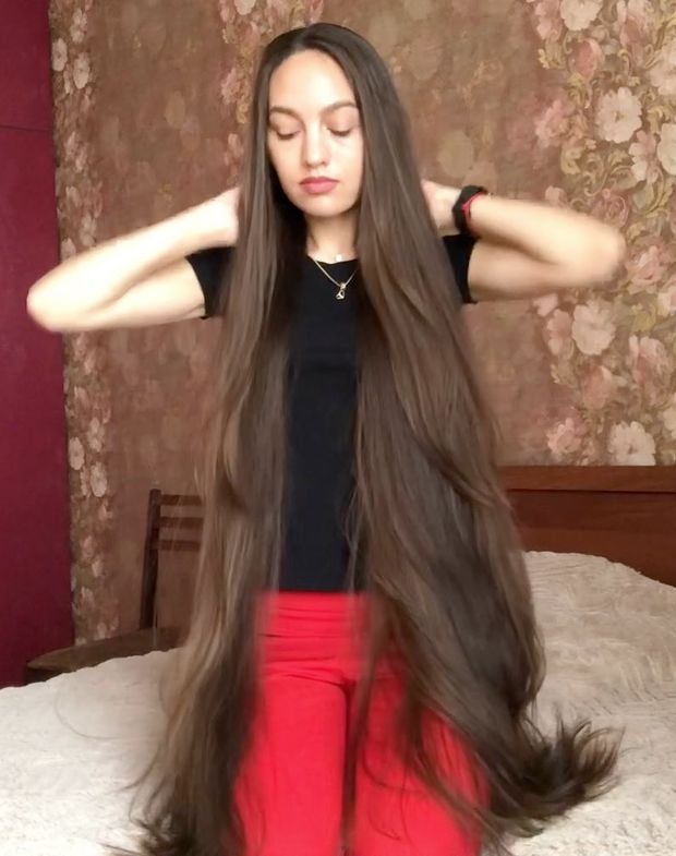 VIDEO - Super soft bundrops in front of her face