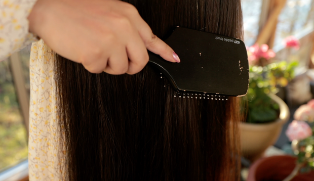 VIDEO - Isabell brushing her very long hair