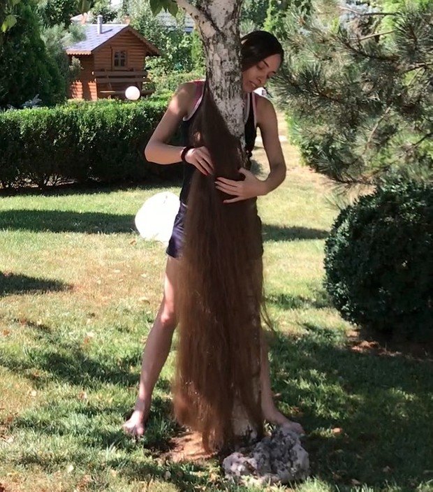 VIDEO - Floor length hair tree