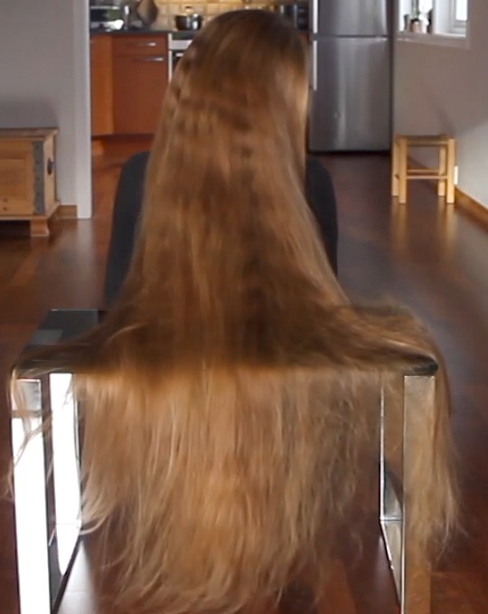 VIDEO - Rakel&#x27;s table hair play