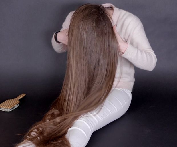 VIDEO - Emilie&#x27;s perfectly healthy, silky hair