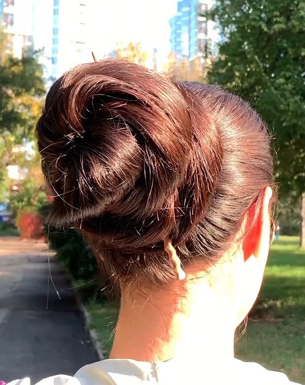 VIDEO - Huge, heavy buns, bangs and a lot of long hair
