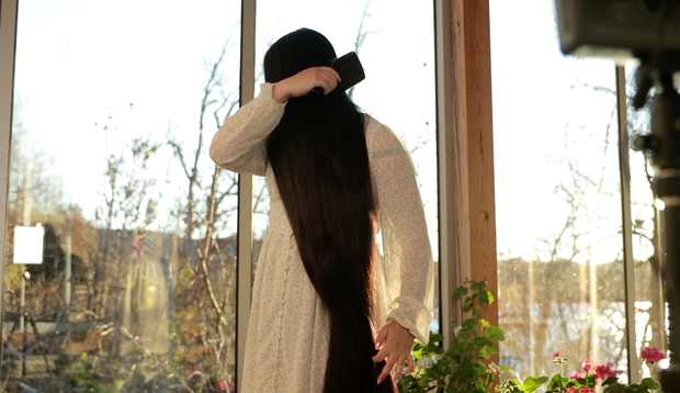 VIDEO - Isabell brushing her very long hair