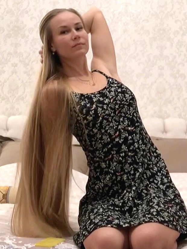 VIDEO - Julia&#x27;s blonde silk in a beautiful room