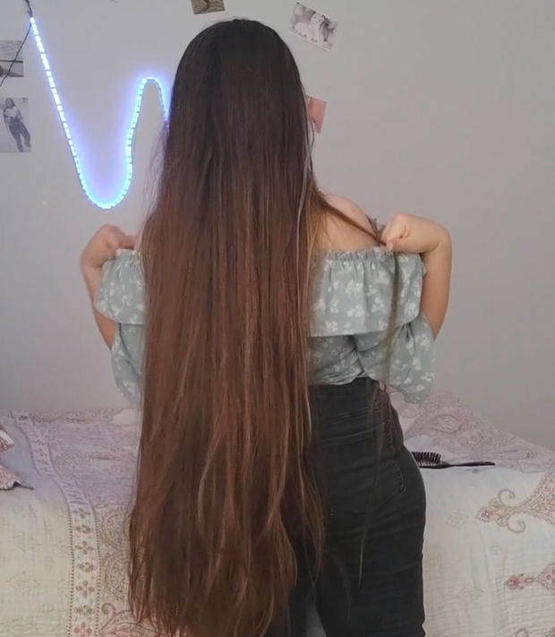 VIDEO - Her daily hair play