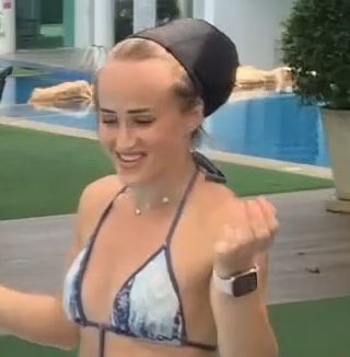 VIDEO - Swimming Rapunzel 2