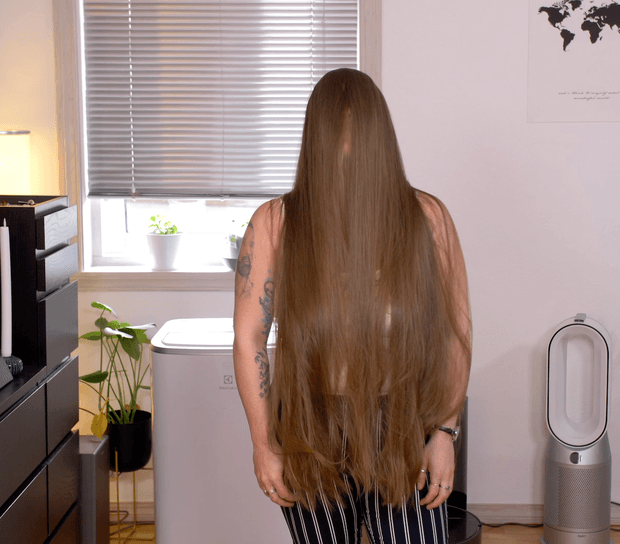 VIDEO - Bundrops in front of her face 2