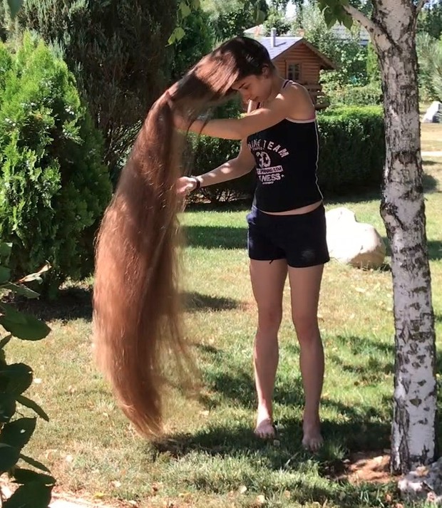 VIDEO - Floor length hair tree