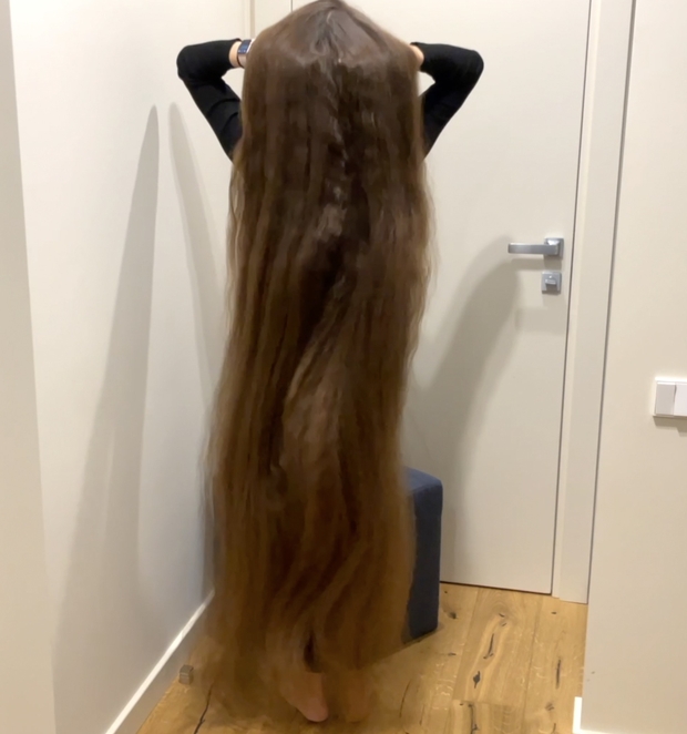 VIDEO - Brushing a pile of hair