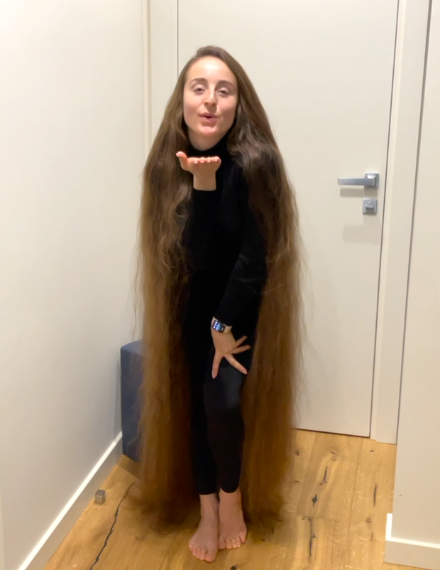 VIDEO - Brushing a pile of hair