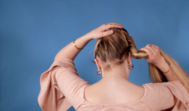 VIDEO - Hair bun perfection on blue
