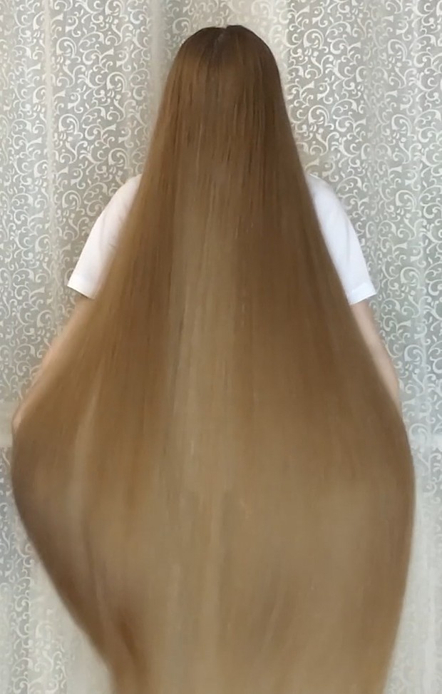 VIDEO - Long blonde hair by the curtains
