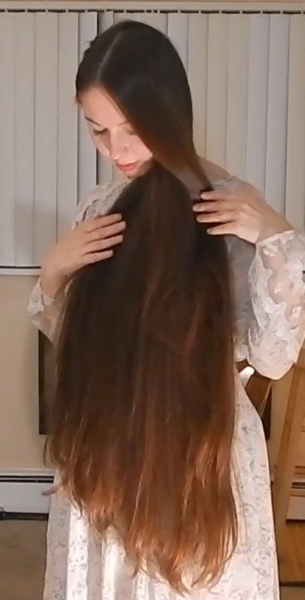 VIDEO - The long haired harpist