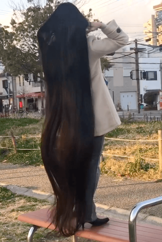 VIDEO - Floor length hair in public 2