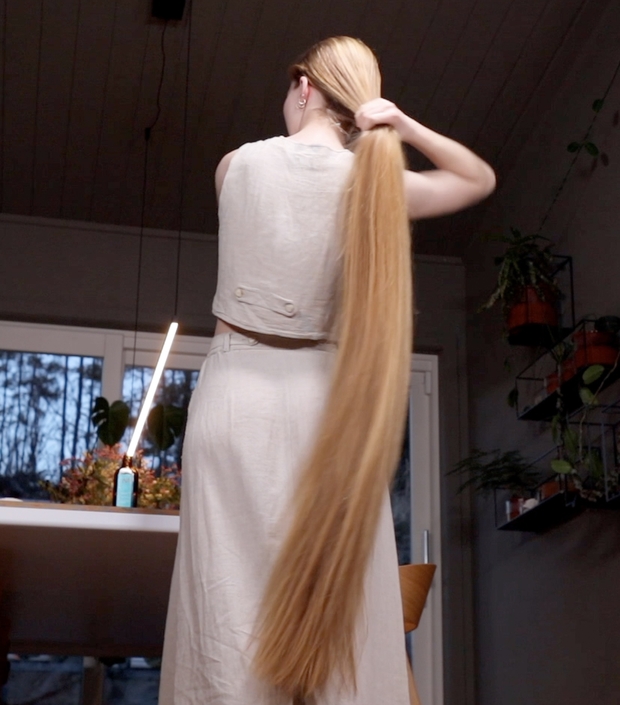 VIDEO - Super long blonde hair oiling and brushing