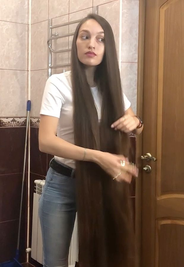 VIDEO - Long hair shampoo in the tub