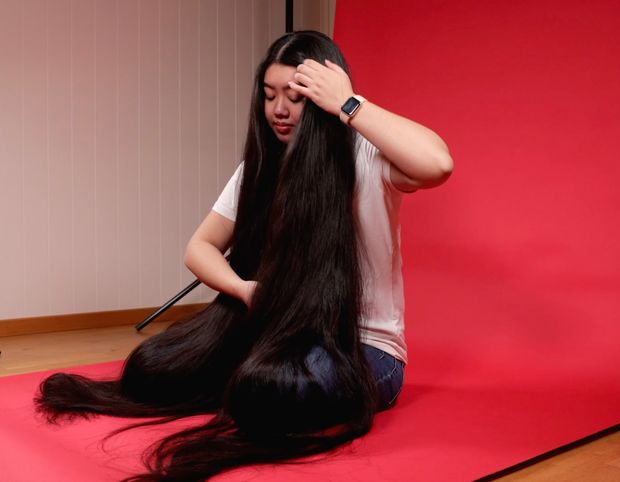 VIDEO - Really long black hair on red