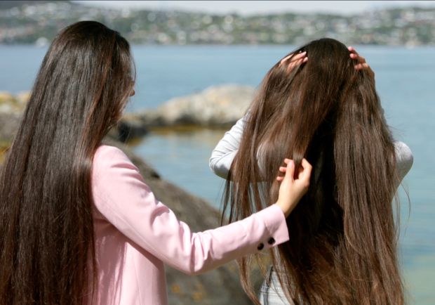 VIDEO - Two sisters by the sea
