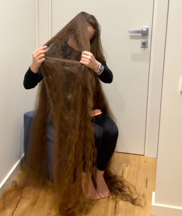 VIDEO - Brushing a pile of hair