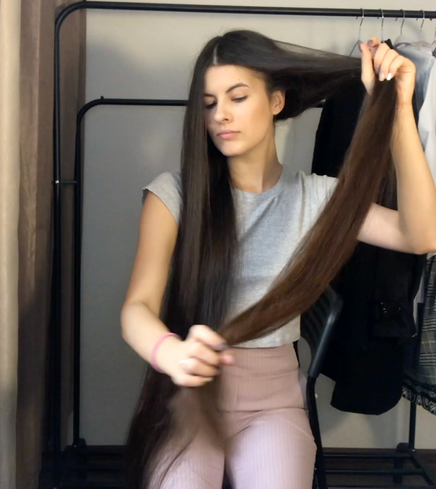 VIDEO - A silky, long, dark mane
