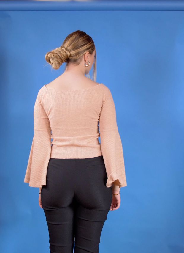 VIDEO - Hair bun perfection on blue