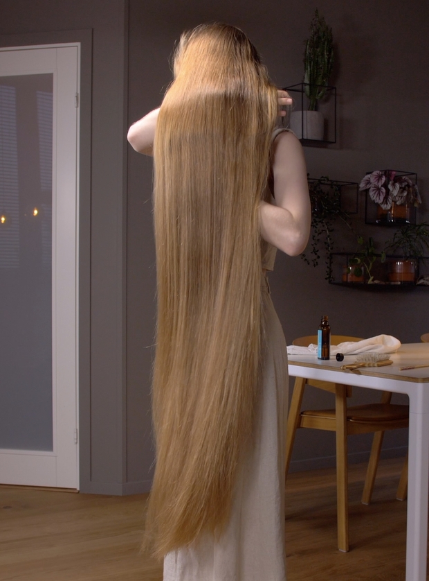 VIDEO - Super long blonde hair oiling and brushing