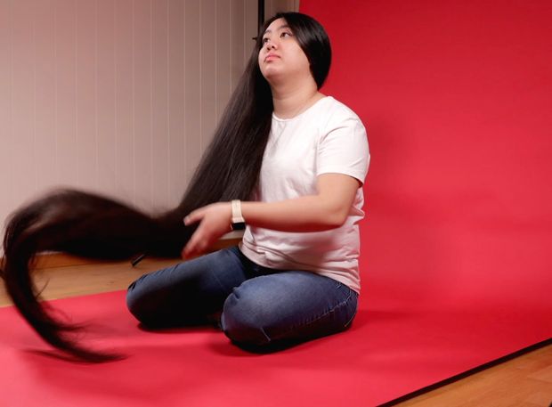 VIDEO - Really long black hair on red