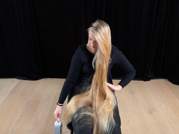 VIDEO - Perfect blonde hair length display and brushing in lap (part 2)