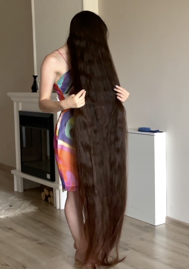 VIDEO - Ivanna loves her hair length
